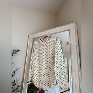 Cute white and black poke a dot blouse🖤